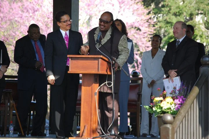 Leon Lee Dorsey with Stevie Wonder, Prof. Wendell Logan, and Oberlin College President Marvin Krislov